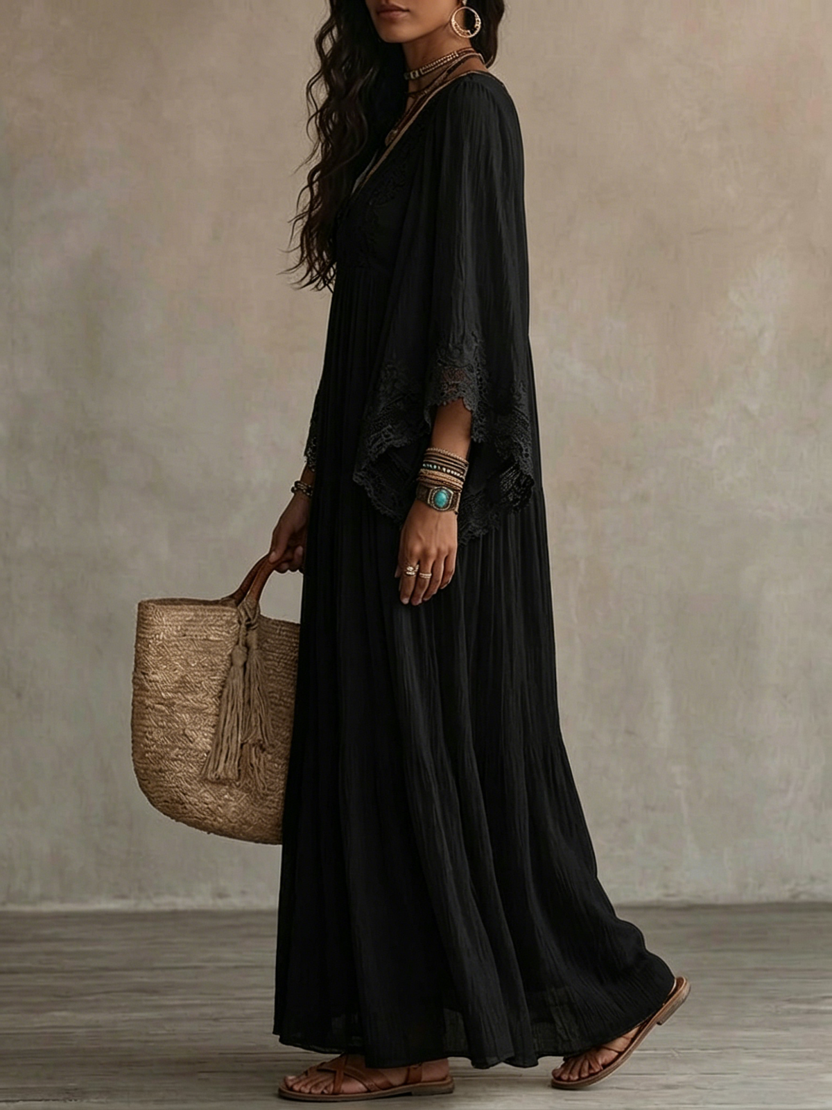 Maxi Abito Nero in Chiffon con Pizzo e Maniche Fluttuanti