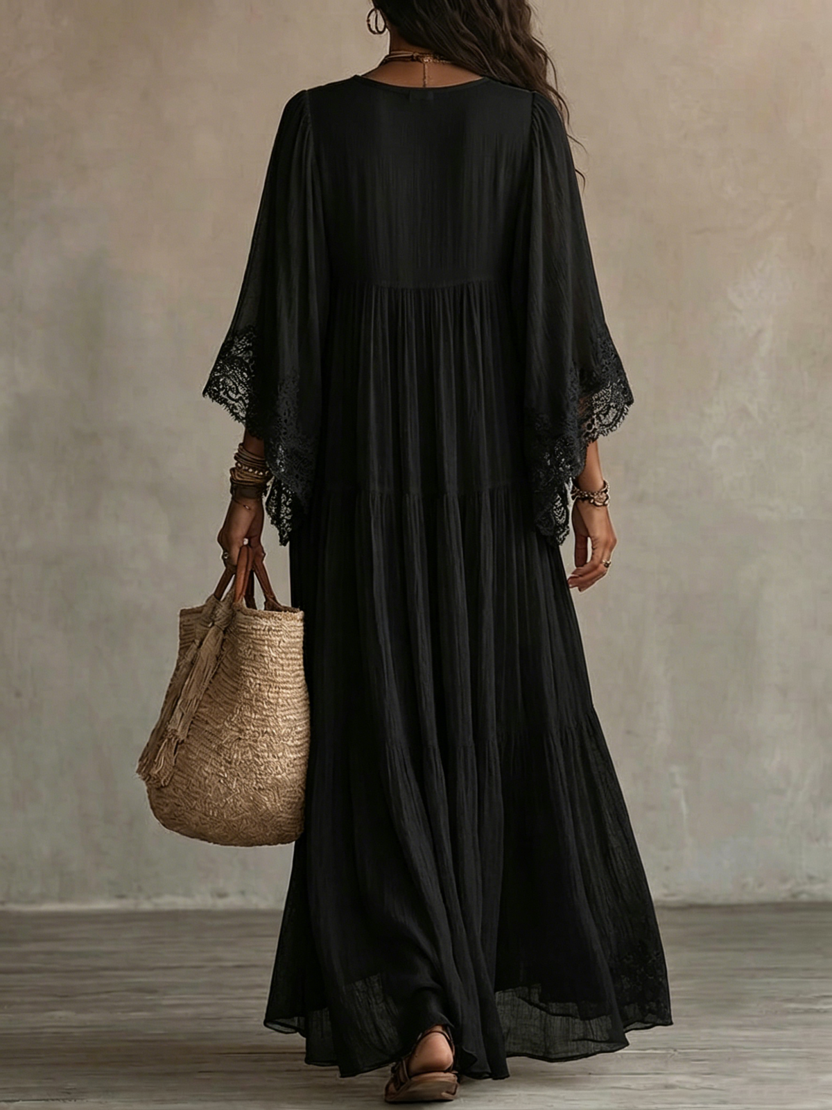 Maxi Abito Nero in Chiffon con Pizzo e Maniche Fluttuanti