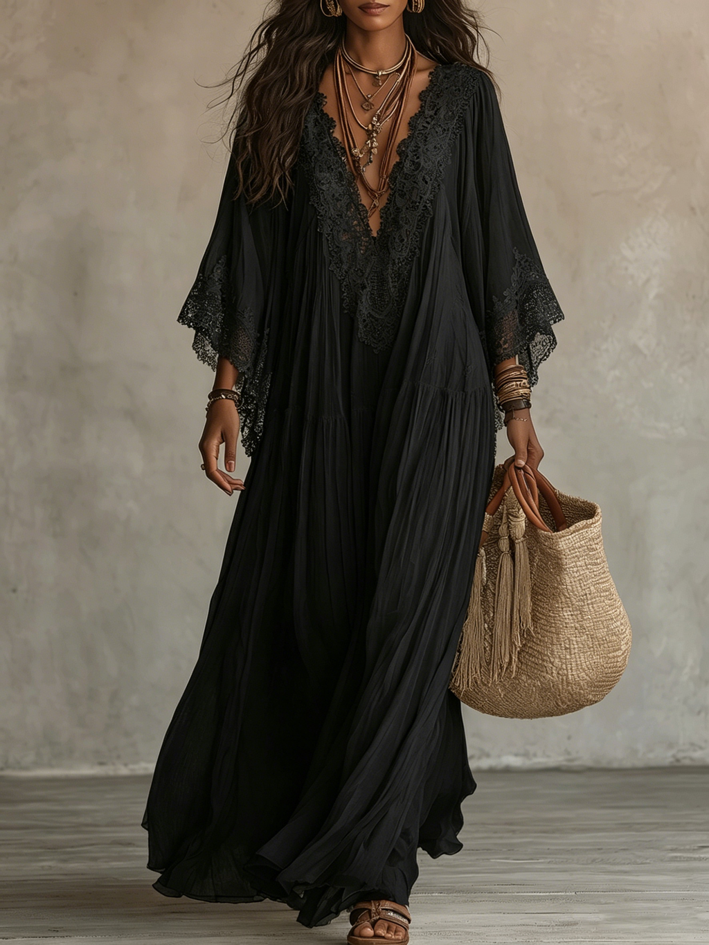 Maxi Abito Nero in Chiffon con Pizzo e Maniche Fluttuanti