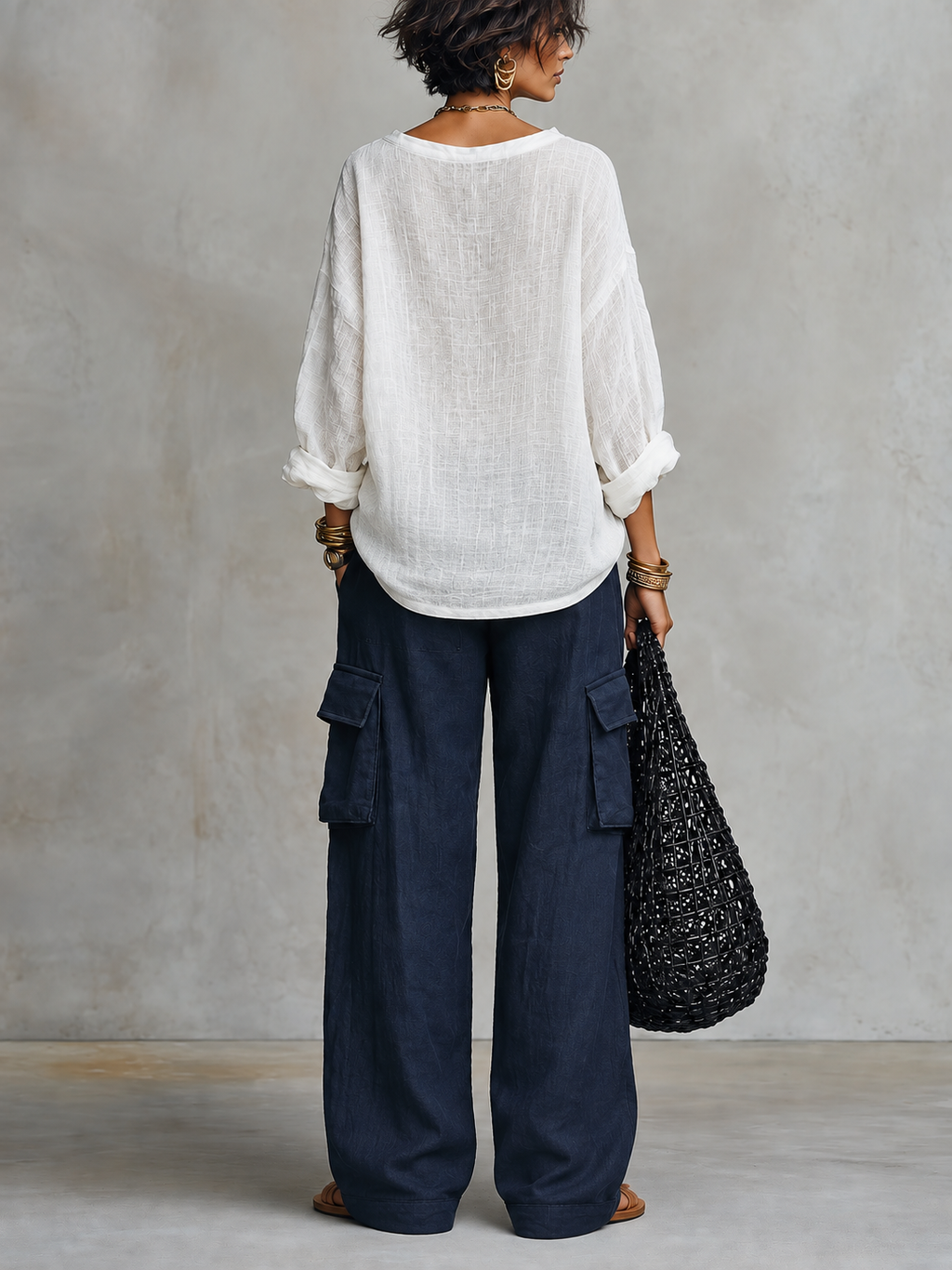 Blusa in Lino Bianco con Scollo a V & Pantaloni Larghi Blu Navy Set di Due Pezzi