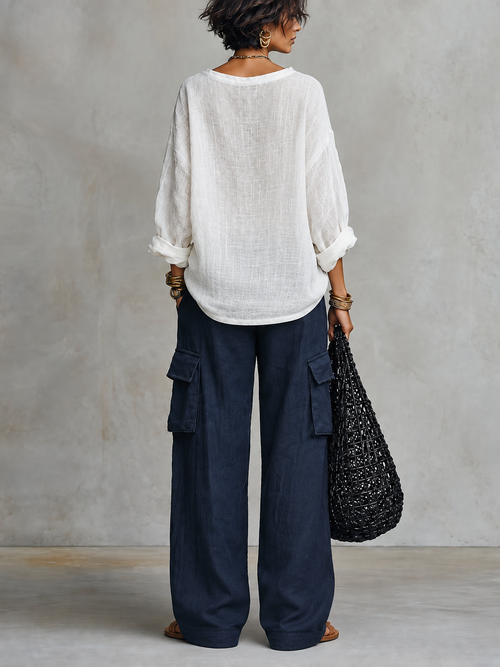 Blusa in Lino Bianco con Scollo a V & Pantaloni Larghi Blu Navy Set di Due Pezzi